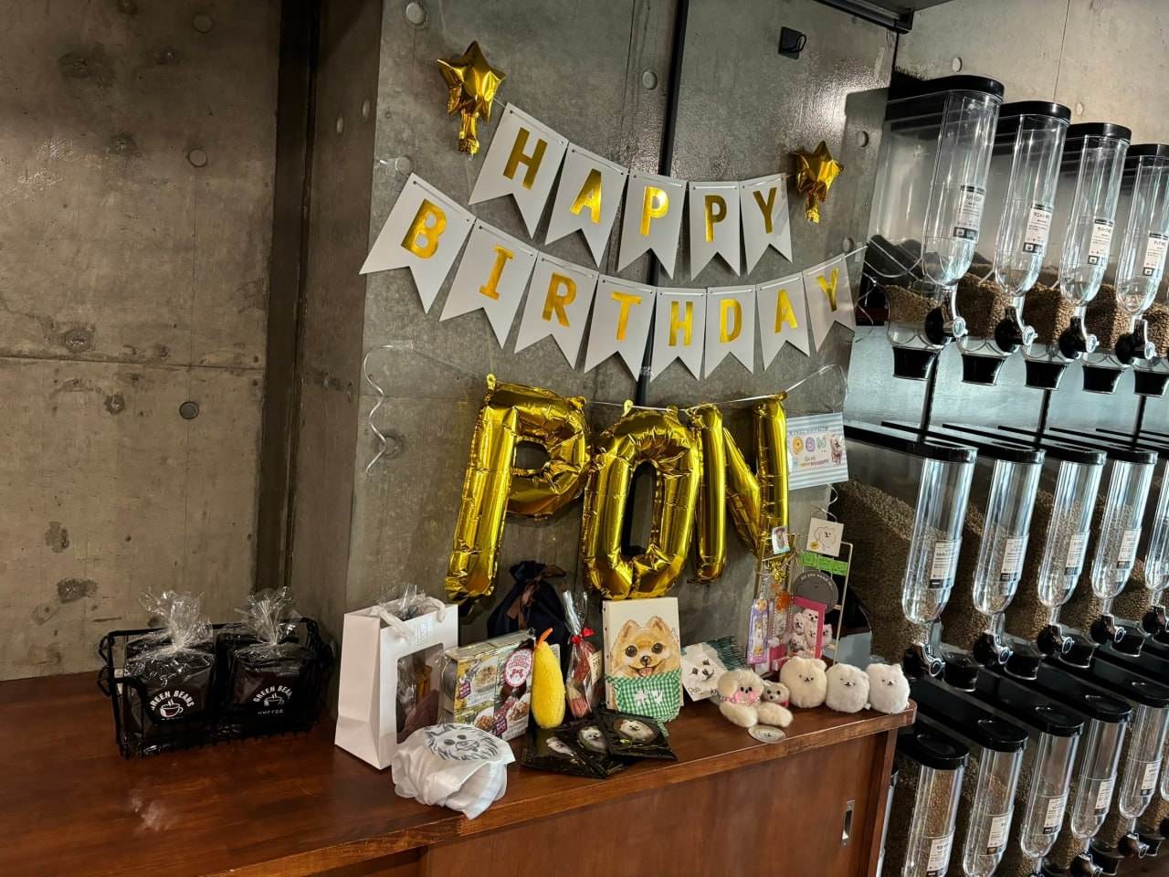 店内カウンターに飾られたHAPPY BIRTHDAYの文字とゴールドバルーン、愛犬の誕生日をお祝いする装飾