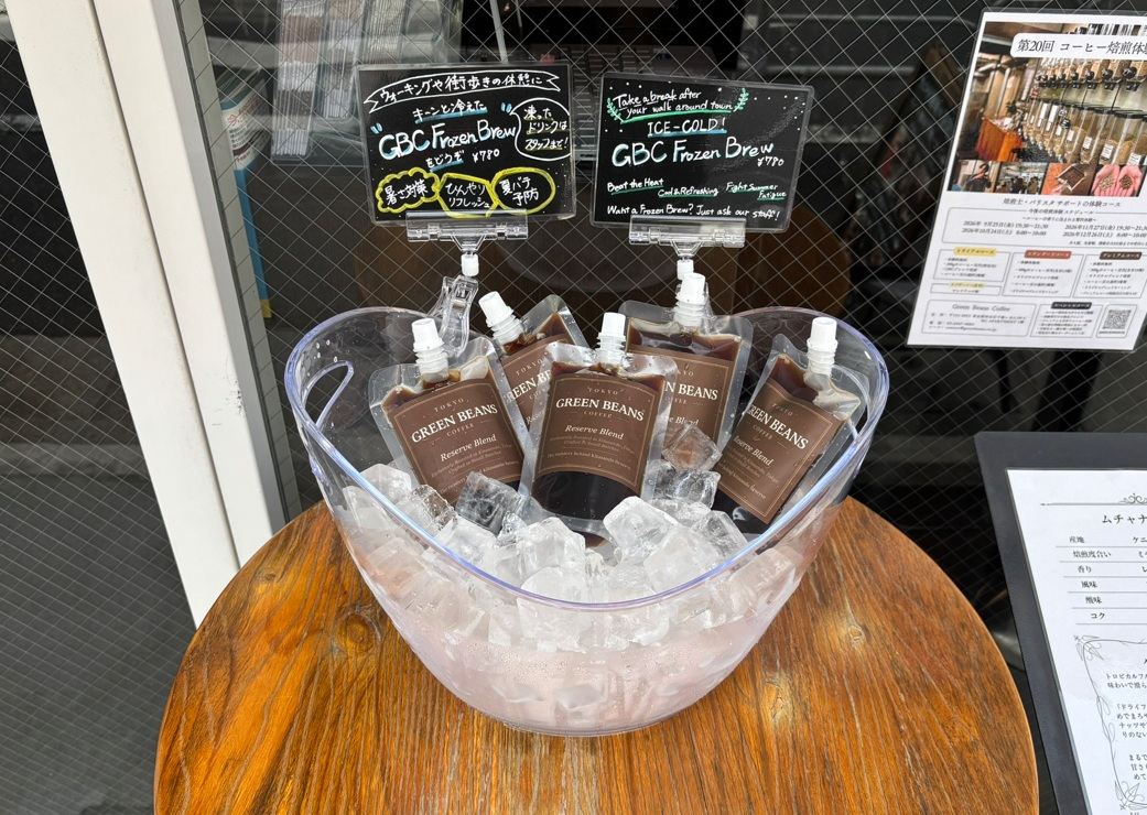 氷を張ったガラスボウルにGreen Beans Coffeeのパウチが並ぶ店頭ディスプレイ