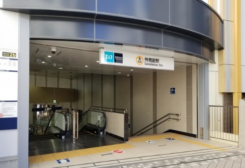 東京メトロ銀座線・外苑前駅2b出口のエスカレーターと入口案内板