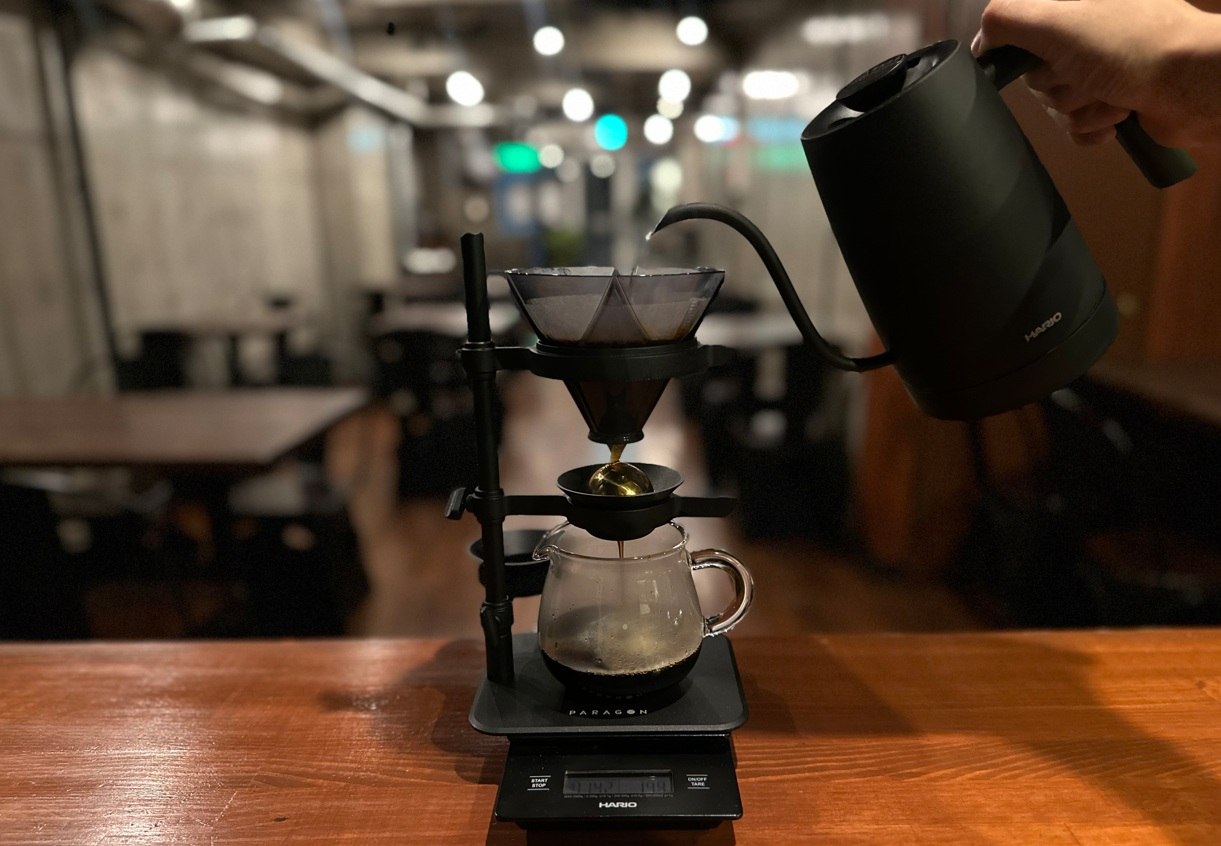 ハンドドリップとは？東京・北参道のバリスタさんに教わったコーヒーの淹れ方 | Green Beans Coffee 北参道