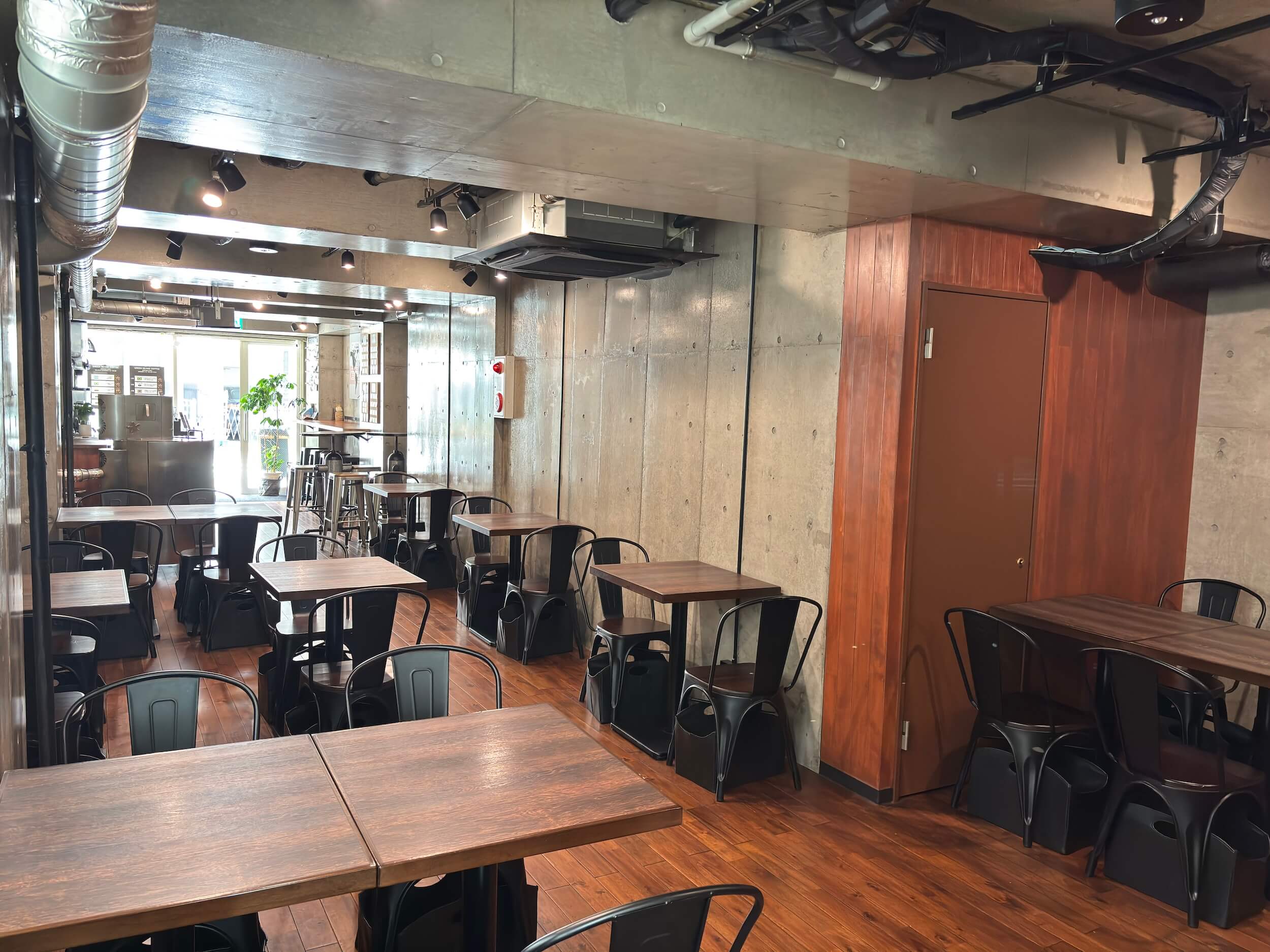 Green Beans Coffeeの店内。席と席の間隔が広く会話が聞こえにくい設計のビジネス利用向け空間。北参道・千駄ヶ谷・ダガヤサンドウエリア。