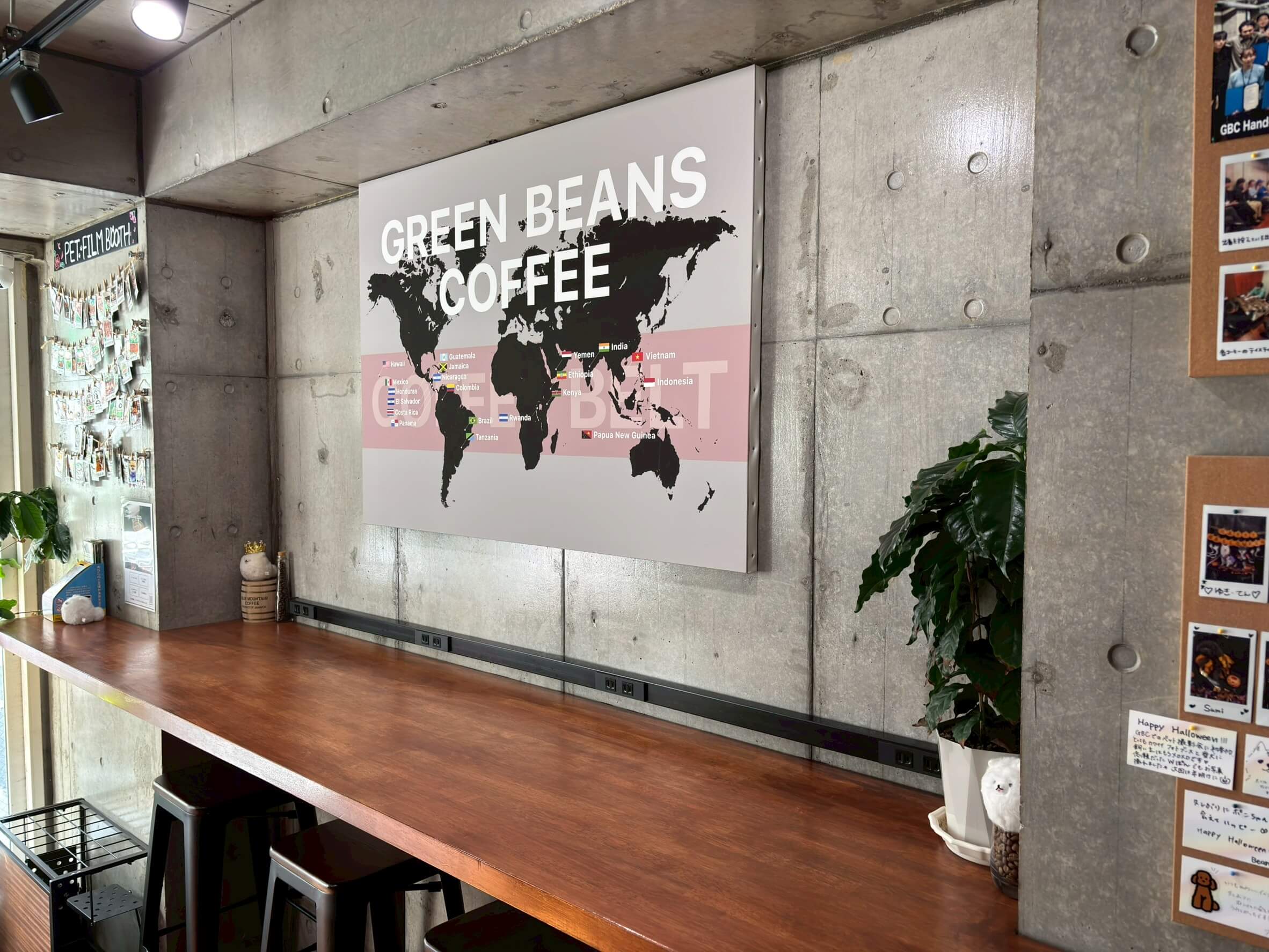Green Beans CoffeeのカウンターエリアとGBCロゴの壁面。無料WiFi・電源完備のPC作業向けスペース。